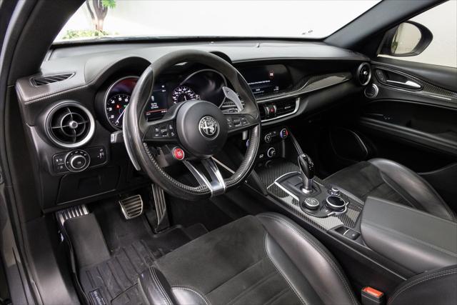 Photo of 2018 Vesuvio Gray Metallic Alfa Romeo Stelvio