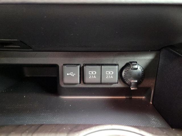 Photo of 2021 White Toyota Highlander Hybrid