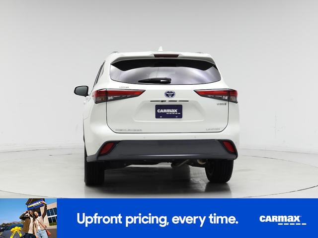Photo of 2021 White Toyota Highlander Hybrid