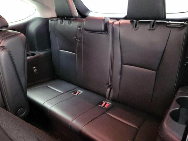 Photo of 2021 White Toyota Highlander Hybrid