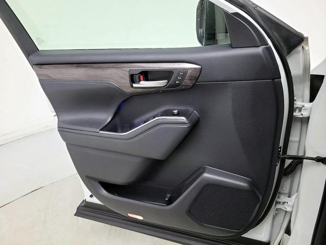 Photo of 2021 White Toyota Highlander Hybrid