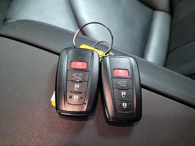 Photo of 2021 White Toyota Highlander Hybrid