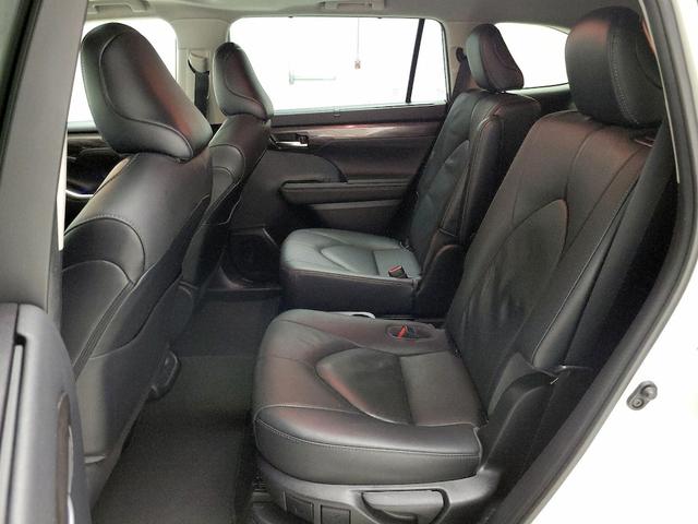 Photo of 2021 White Toyota Highlander Hybrid