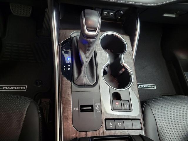Photo of 2021 White Toyota Highlander Hybrid