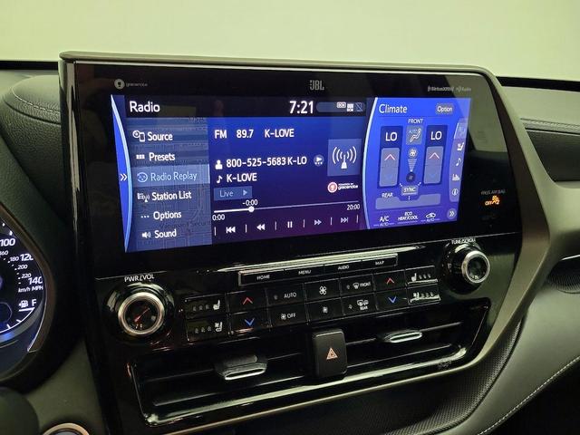 Photo of 2021 White Toyota Highlander Hybrid