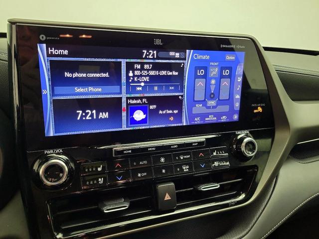 Photo of 2021 White Toyota Highlander Hybrid