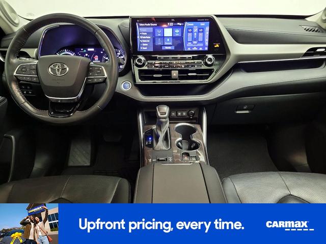 Photo of 2021 White Toyota Highlander Hybrid