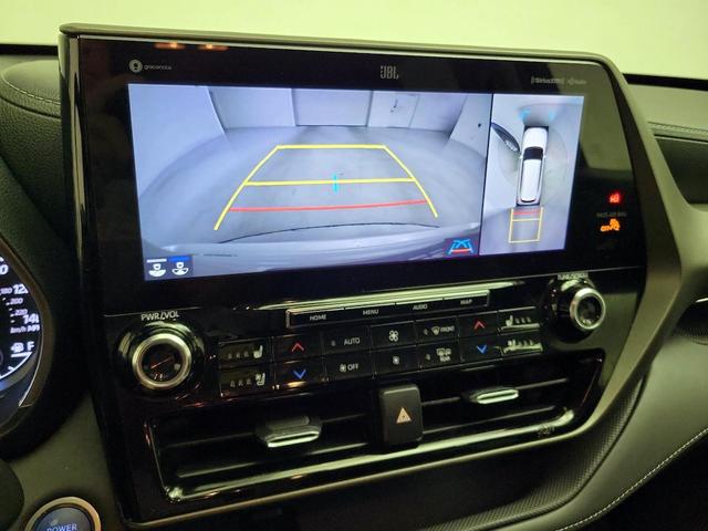 Photo of 2021 White Toyota Highlander Hybrid