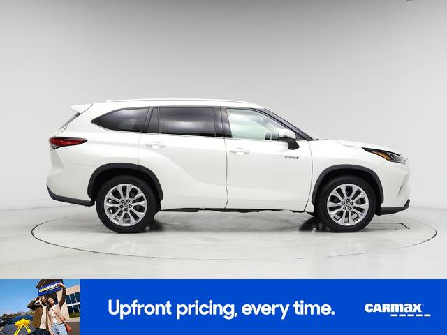 Photo of 2021 White Toyota Highlander Hybrid