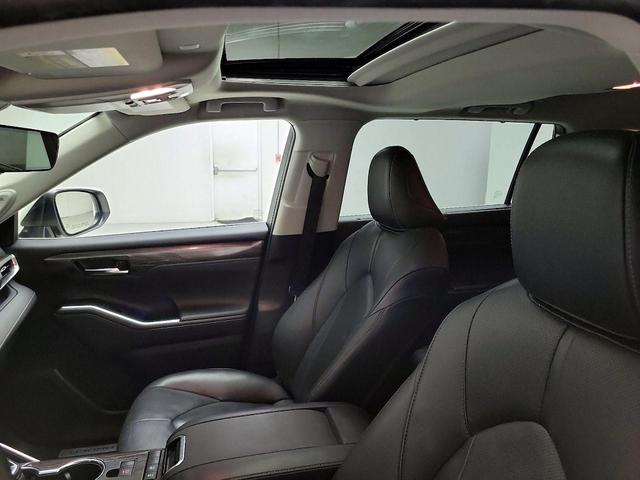 Photo of 2021 White Toyota Highlander Hybrid