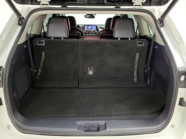 Photo of 2021 White Toyota Highlander Hybrid