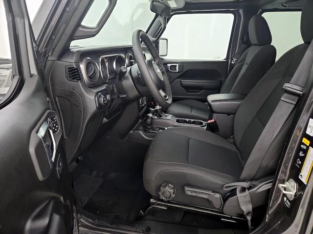 Photo of 2023 Gray Jeep Gladiator