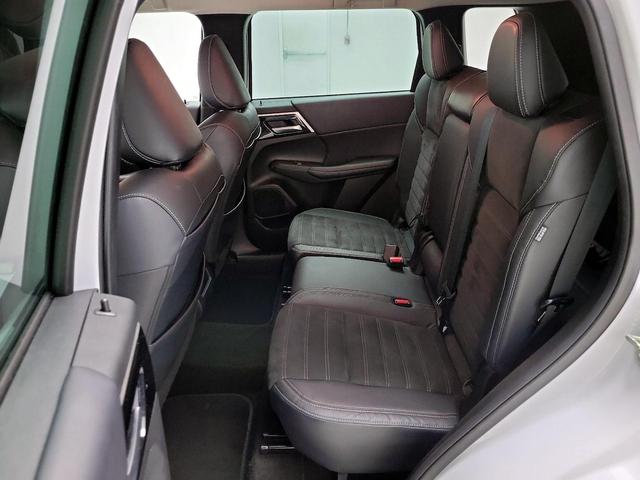 Photo of 2023 White Mitsubishi Outlander