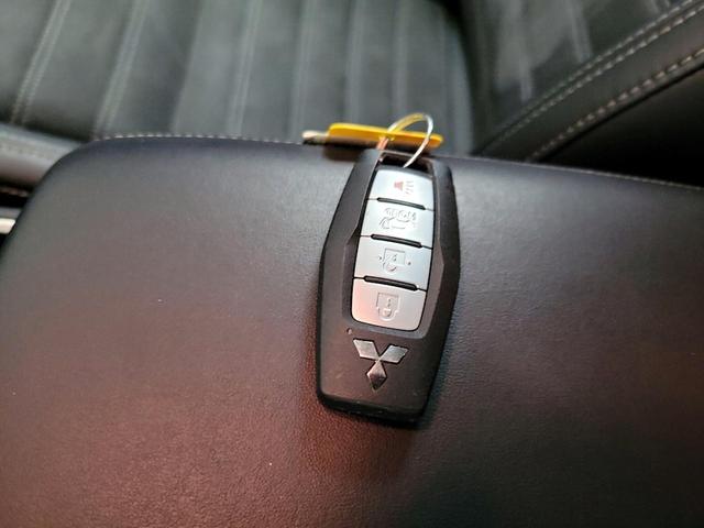 Photo of 2023 White Mitsubishi Outlander