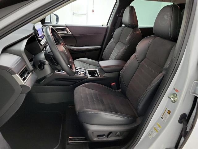 Photo of 2023 White Mitsubishi Outlander