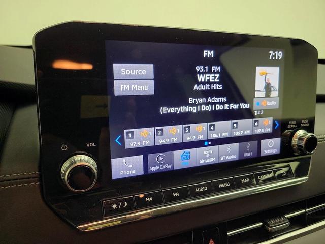 Photo of 2023 White Mitsubishi Outlander