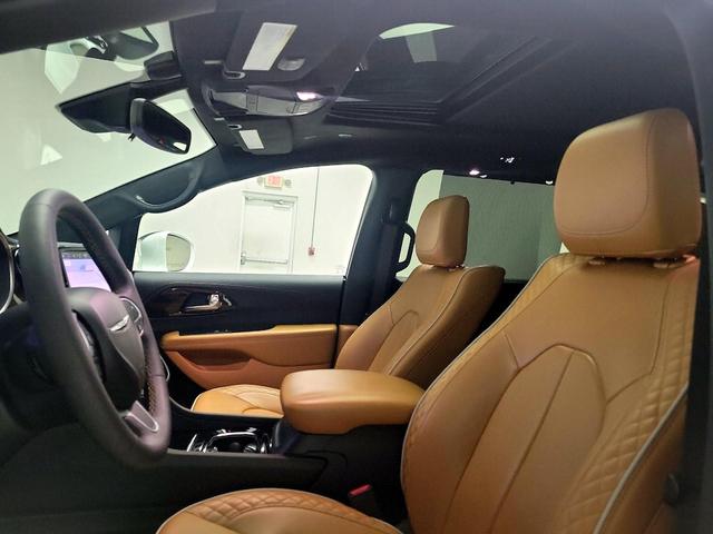 Photo of 2022 White Chrysler Pacifica