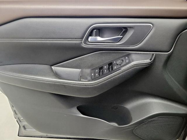 Photo of 2021 Gray Nissan Rogue