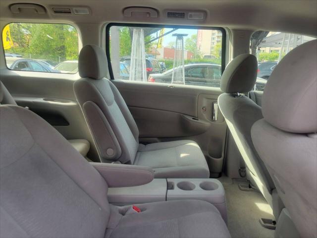 Photo of 2014 Silver Nissan Quest