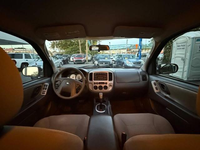 Photo of 2005 Titanium Green Clearcoat Metallic Ford Escape