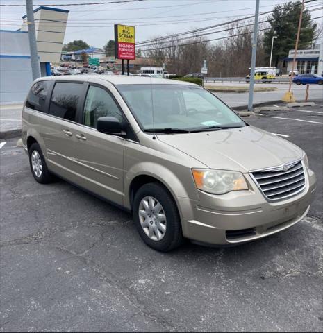 Photo of 2009 Champagne Chrysler Town & Country