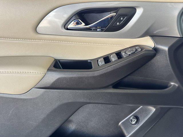 Photo of 2023 Summit White Chevrolet Traverse