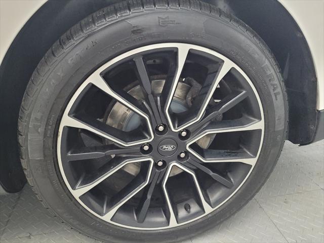 Photo of 2019 White Ford Taurus