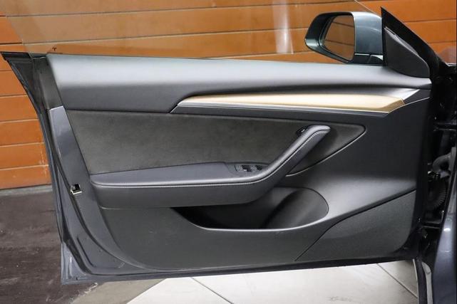 Photo of 2022 Midnight Silver Metallic Tesla Model 3