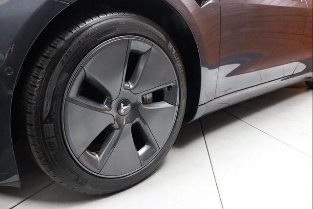 Photo of 2022 Midnight Silver Metallic Tesla Model 3