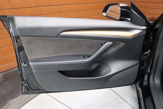 Photo of 2021 Solid Black Tesla Model 3