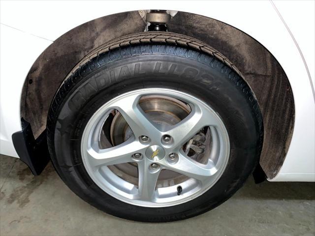Photo of 2018 Summit White Chevrolet Malibu