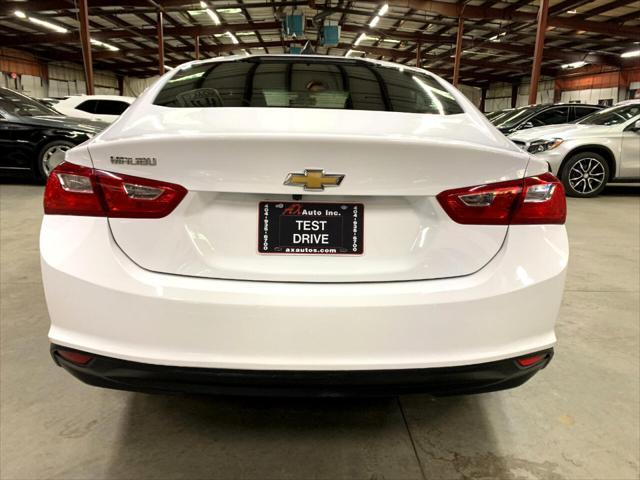 Photo of 2018 Summit White Chevrolet Malibu