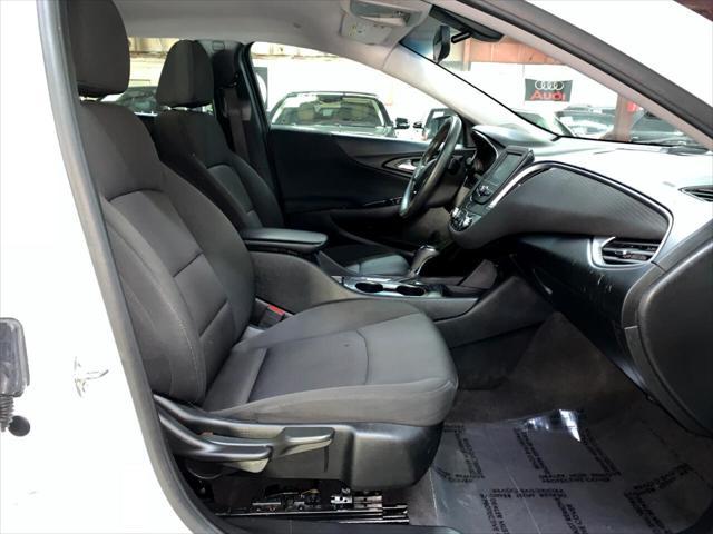 Photo of 2018 Summit White Chevrolet Malibu