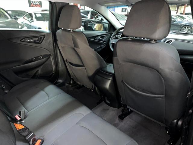 Photo of 2018 Summit White Chevrolet Malibu