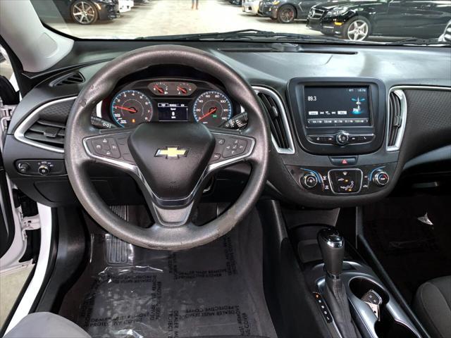 Photo of 2018 Summit White Chevrolet Malibu