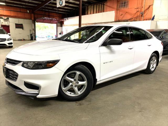 Photo of 2018 Summit White Chevrolet Malibu