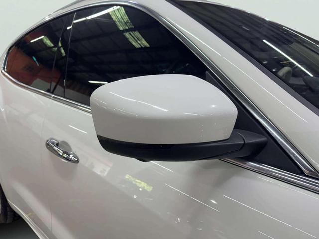 Photo of 2017 Bianco Alpi Pearlescent Maserati Levante