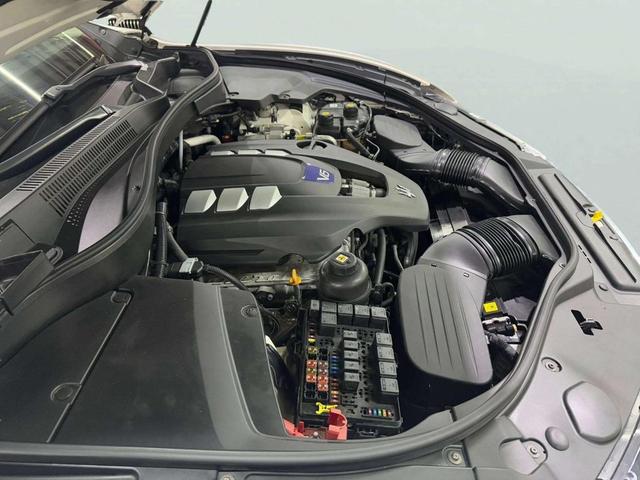 Photo of 2017 Bianco Alpi Pearlescent Maserati Levante
