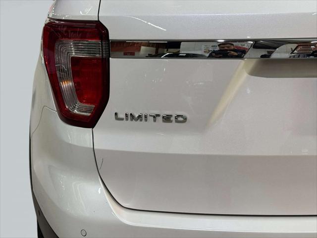 Photo of 2017 White Platinum Metallic Ford Explorer