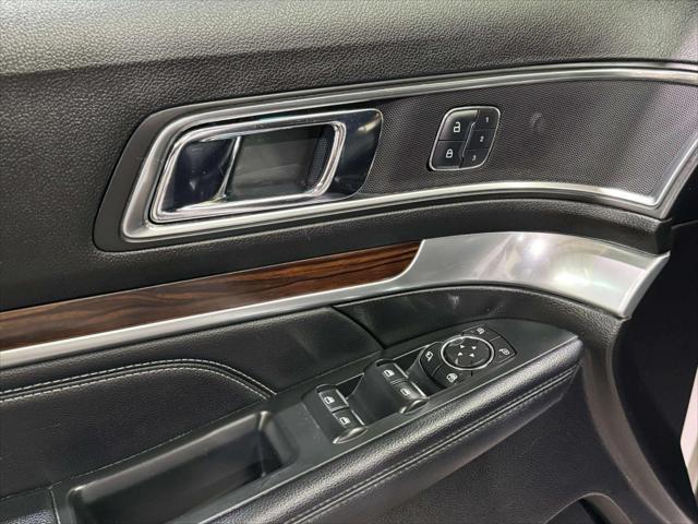 Photo of 2017 White Platinum Metallic Ford Explorer