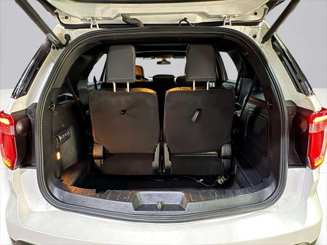 Photo of 2017 White Platinum Metallic Ford Explorer