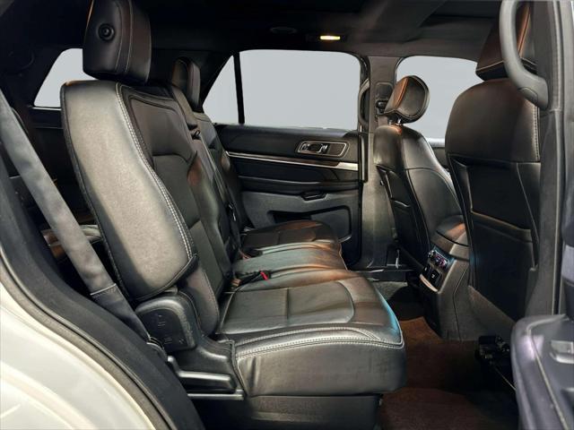 Photo of 2017 White Platinum Metallic Ford Explorer