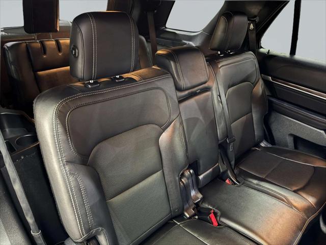 Photo of 2017 White Platinum Metallic Ford Explorer