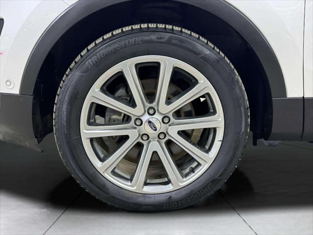 Photo of 2017 White Platinum Metallic Ford Explorer