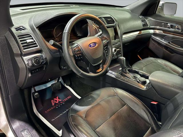 Photo of 2017 White Platinum Metallic Ford Explorer