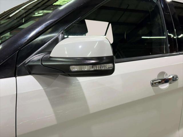 Photo of 2017 White Platinum Metallic Ford Explorer