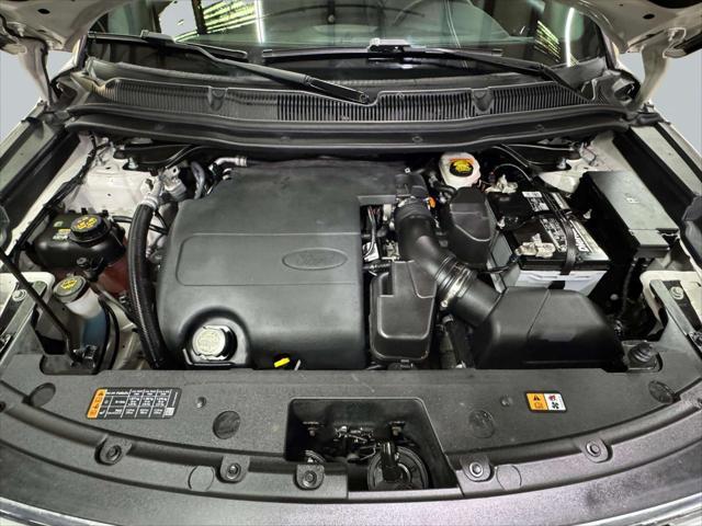 Photo of 2017 White Platinum Metallic Ford Explorer
