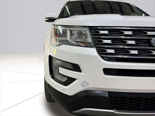 Photo of 2017 White Platinum Metallic Ford Explorer
