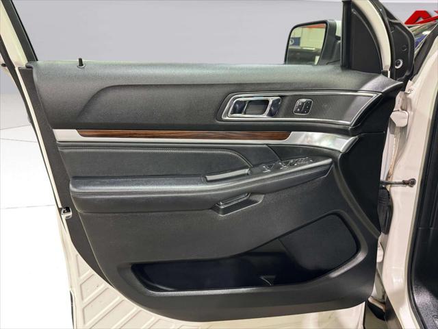 Photo of 2017 White Platinum Metallic Ford Explorer