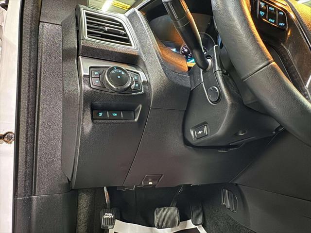 Photo of 2017 White Platinum Metallic Ford Explorer